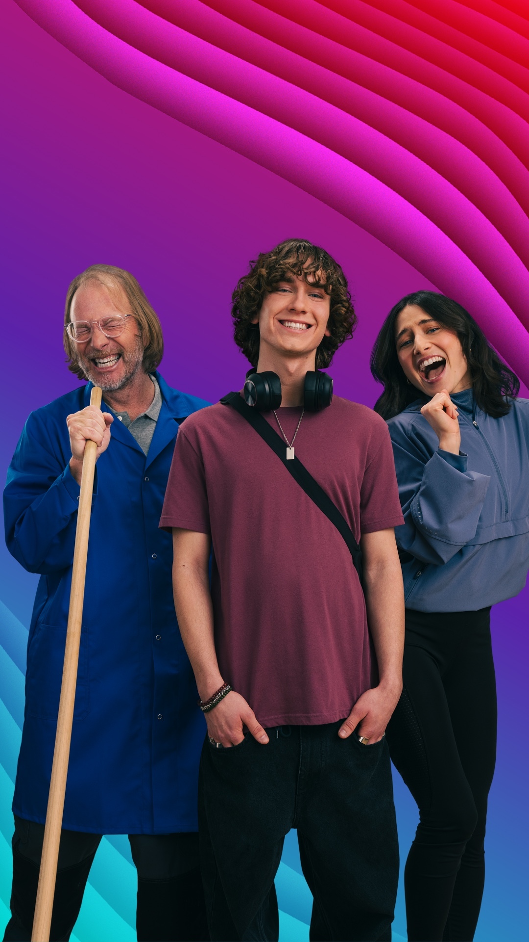 Ein lila bis pinker Hintergrund mit Lamellen. Davor stehen drei Menschen: Ein singender Hausmeister, ein cooler Teeanger und eine tanzende Wanderin.